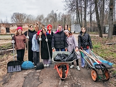 Чистая работа: в Тверской области студентки помогли монастырю